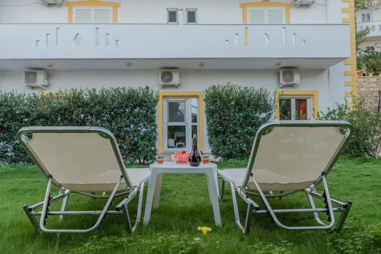 Arsinoi Studios And Apartments Каламаки Екстериор снимка
