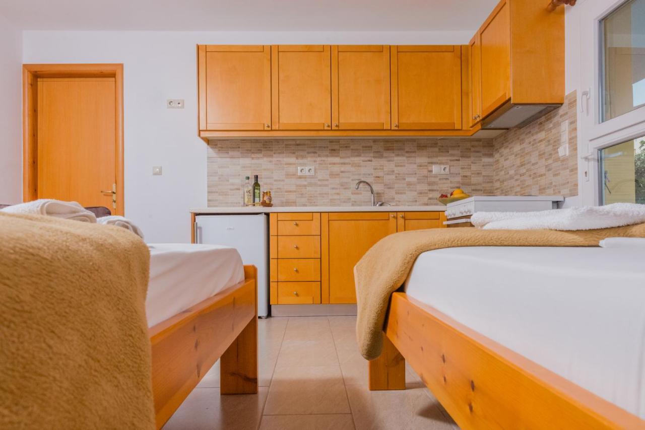 Arsinoi Studios And Apartments Каламаки Екстериор снимка