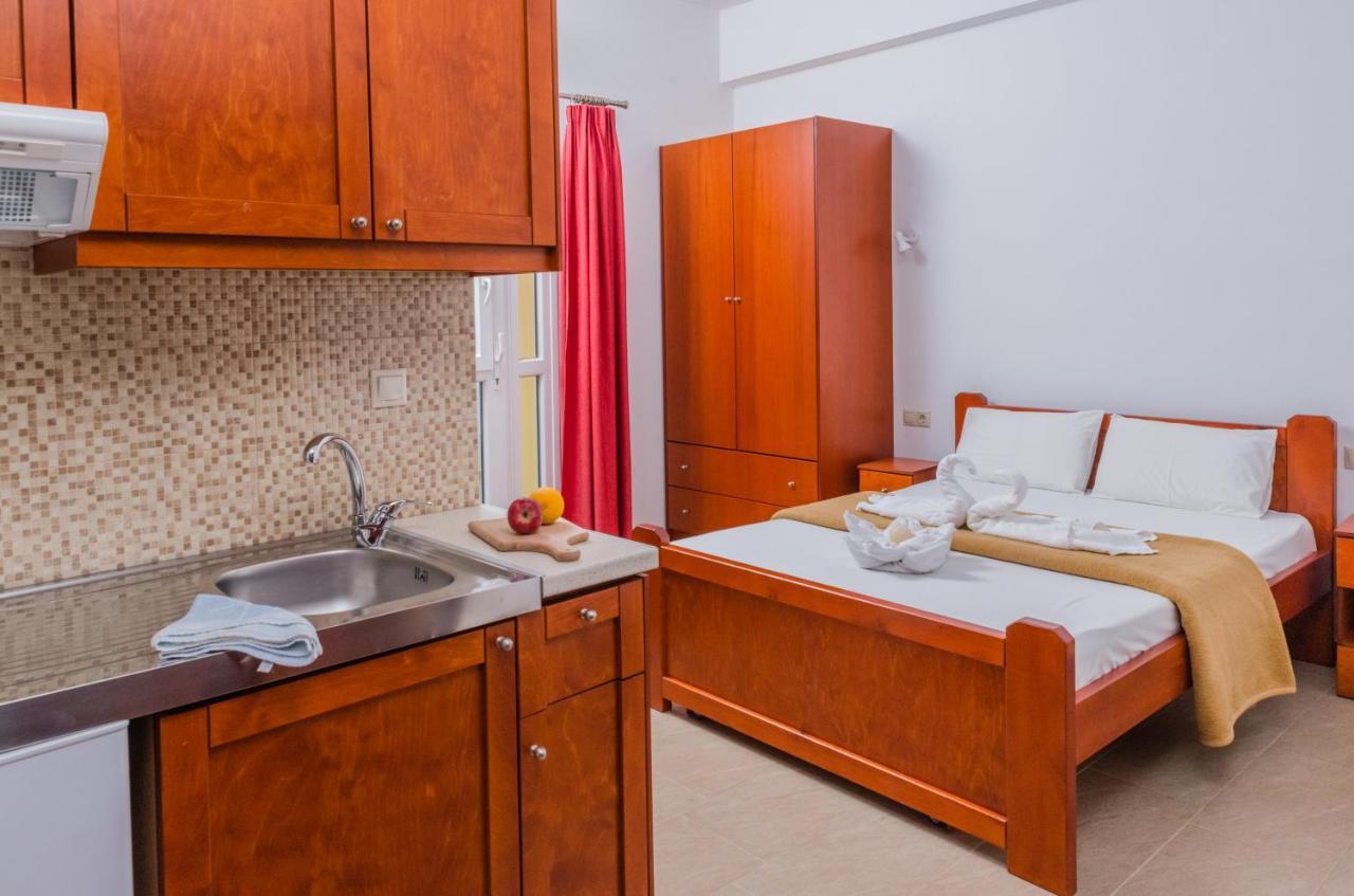 Arsinoi Studios And Apartments Каламаки Екстериор снимка